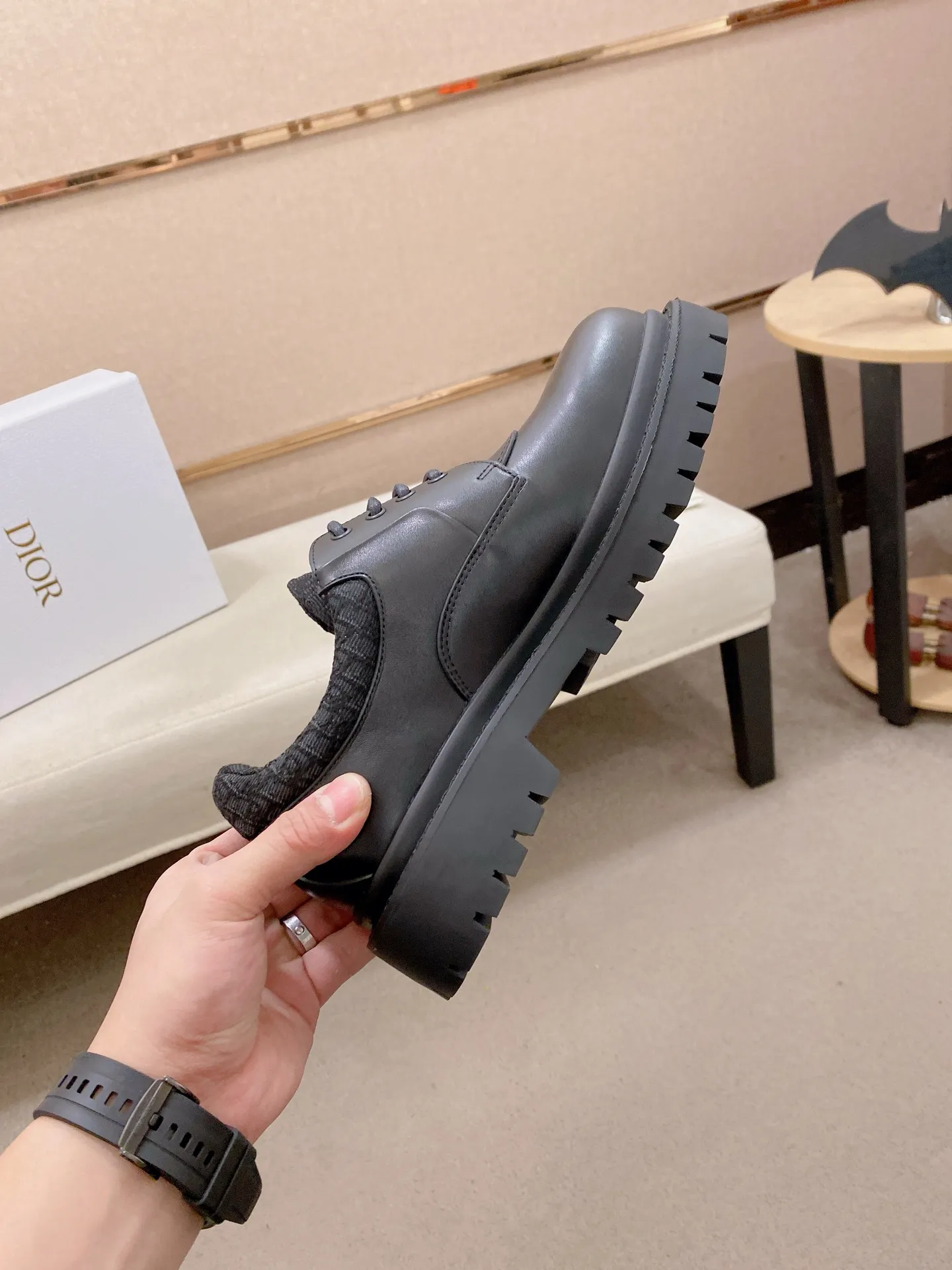 Factory price: 720💰Dior 25 latest men's old-money style leather shoes. They are definitely this year's big hit. They are very good-looking. Simple upper design. Presbyopia embellishment that is highly brand-recognizable. Full of details. The upper foot is grand and the legs are slim. This is just the right thing. Instantly heightens the height. A proper height-increasing tool. The upper is made of imported calfskin. The lining is mixed sheepskin. The original combination rubber outsole. Code number: 39-44. Customized45